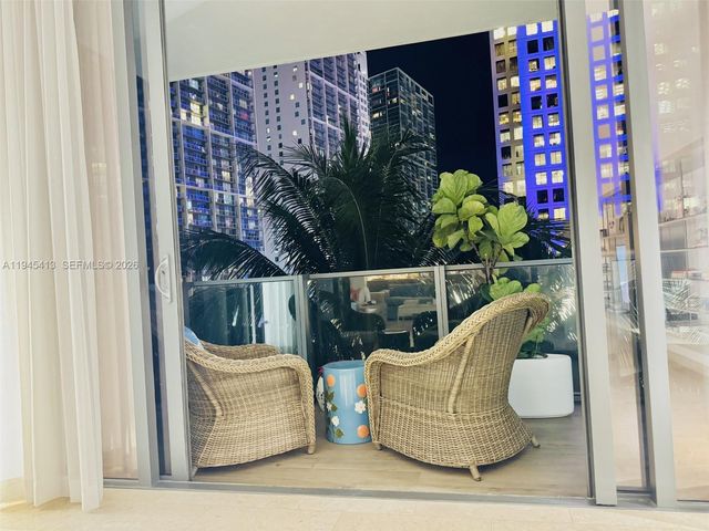 68 SE 6th St 903, Miami, FL 33131