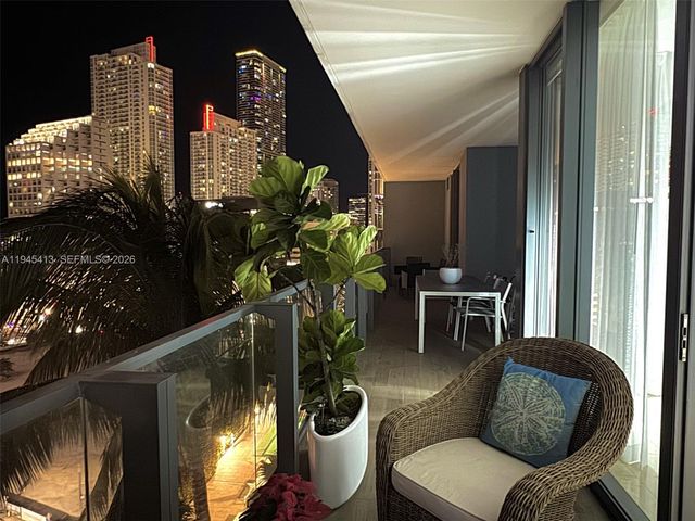 68 SE 6th St 903, Miami, FL 33131