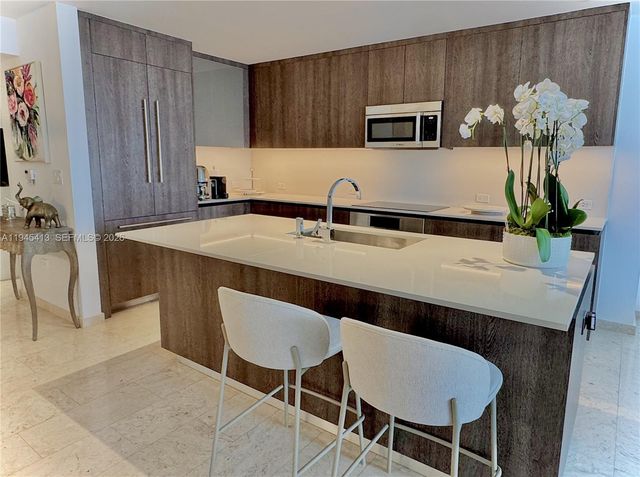 68 SE 6th St 903, Miami, FL 33131