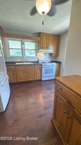 5324 Tahia Dr, Louisville, KY 40216