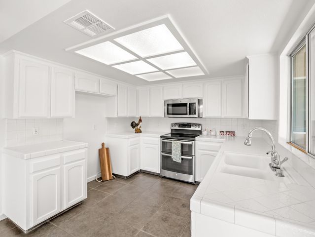 1631 E Deyoung Drive, Fresno, CA 93720