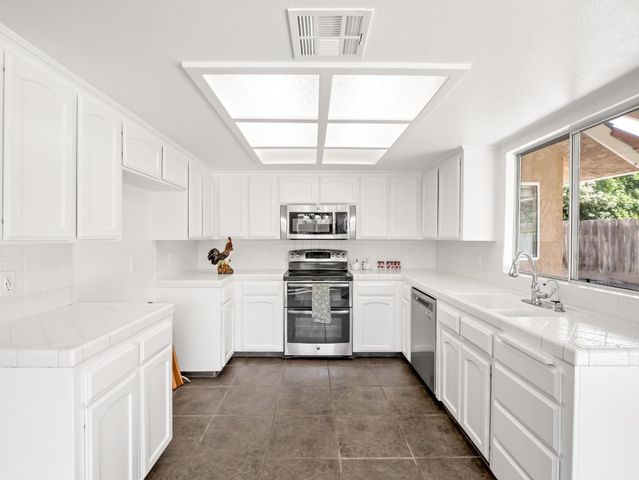 1631 E Deyoung Drive, Fresno, CA 93720