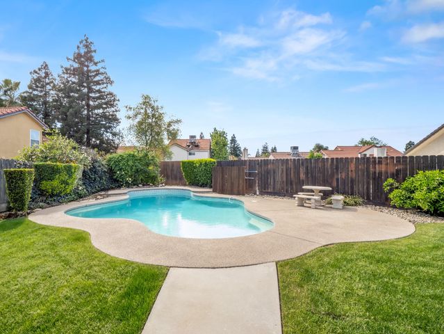 1631 E Deyoung Drive, Fresno, CA 93720