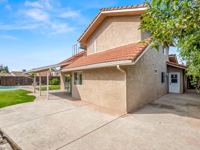 1631 E Deyoung Drive, Fresno, CA 93720