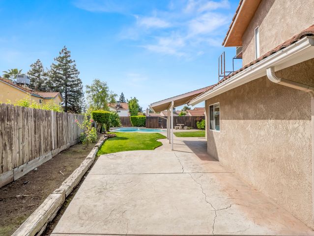 1631 E Deyoung Drive, Fresno, CA 93720