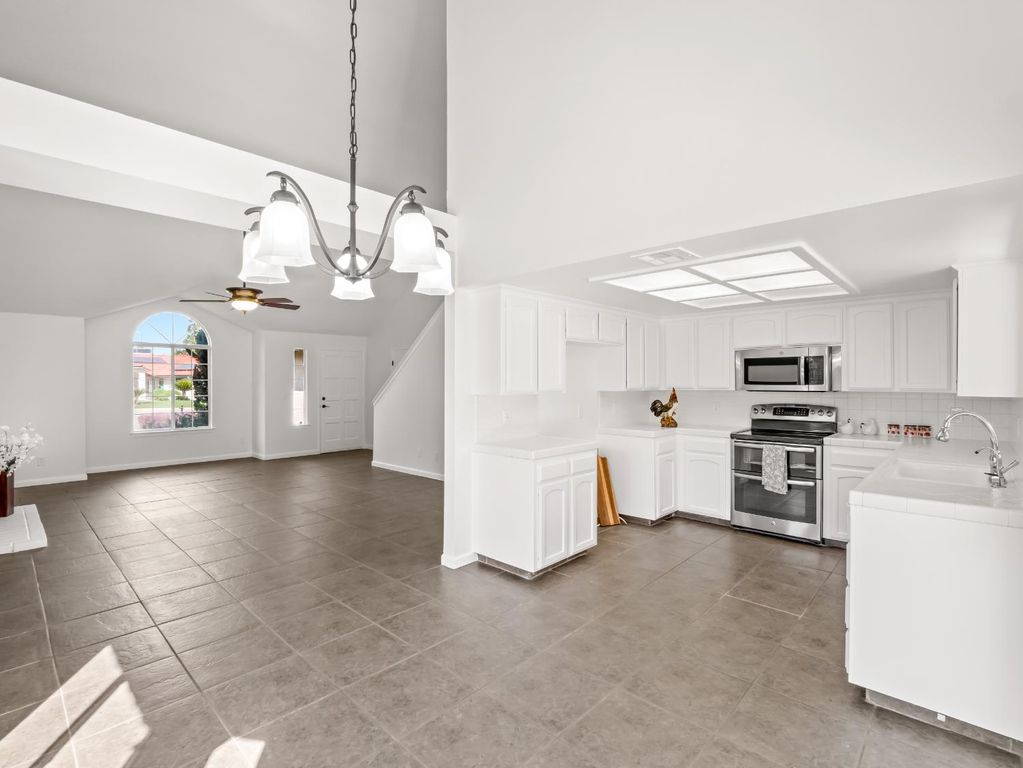 Image 11 of property listing at 1631 E Deyoung Drive, Fresno, CA 93720