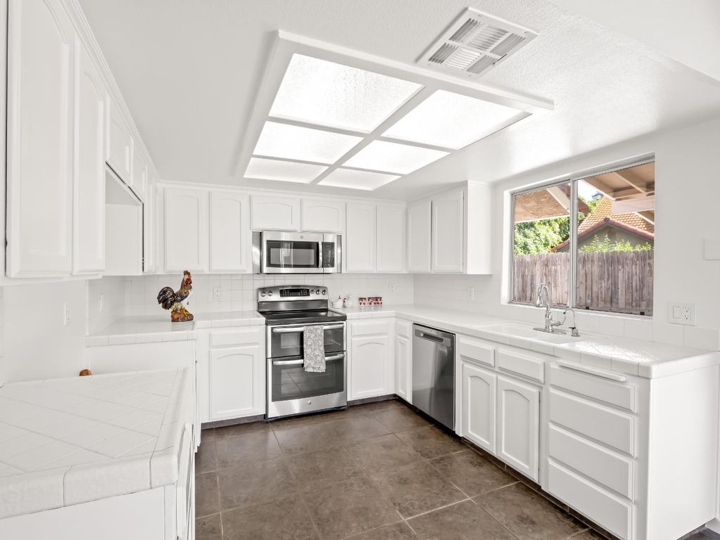 Image 13 of property listing at 1631 E Deyoung Drive, Fresno, CA 93720