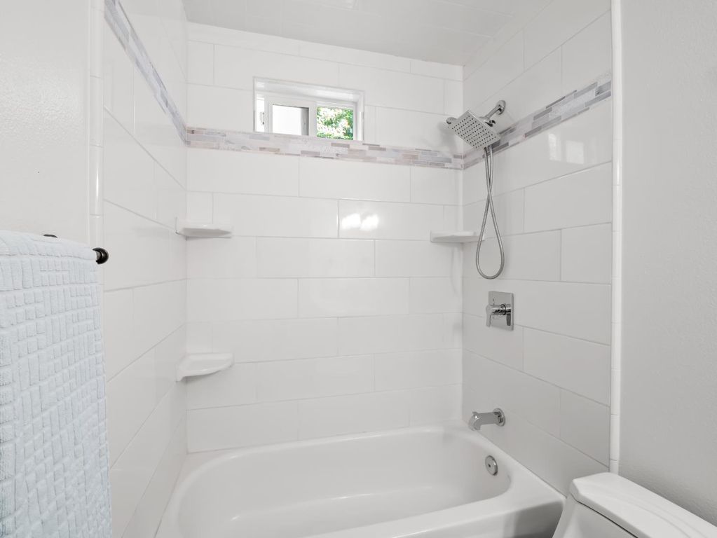 Image 19 of property listing at 1631 E Deyoung Drive, Fresno, CA 93720