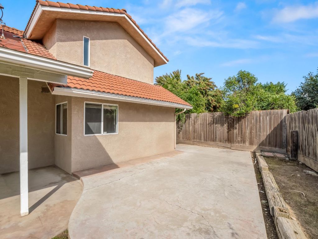 Image 37 of property listing at 1631 E Deyoung Drive, Fresno, CA 93720