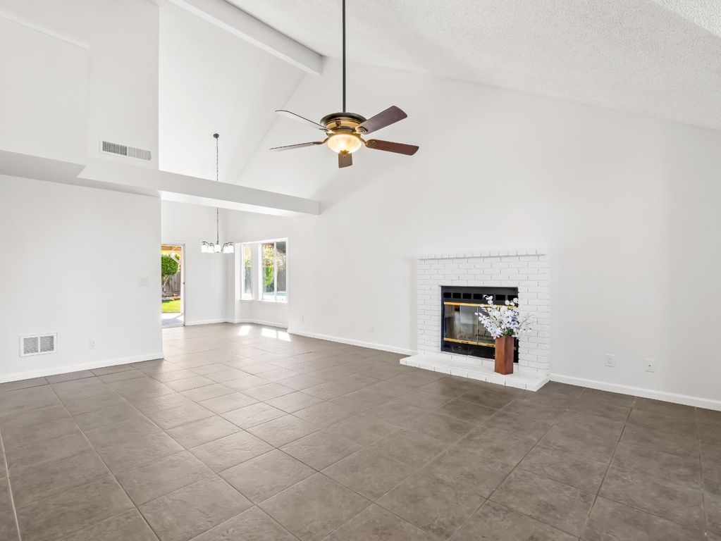 Image 4 of property listing at 1631 E Deyoung Drive, Fresno, CA 93720