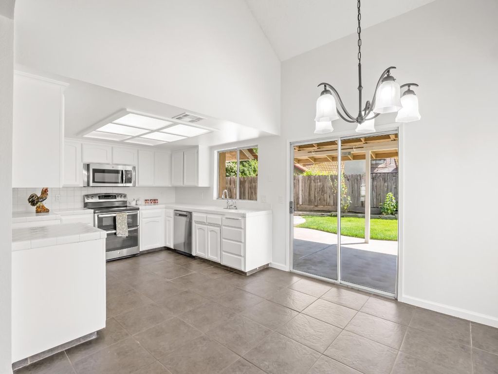 Image 8 of property listing at 1631 E Deyoung Drive, Fresno, CA 93720