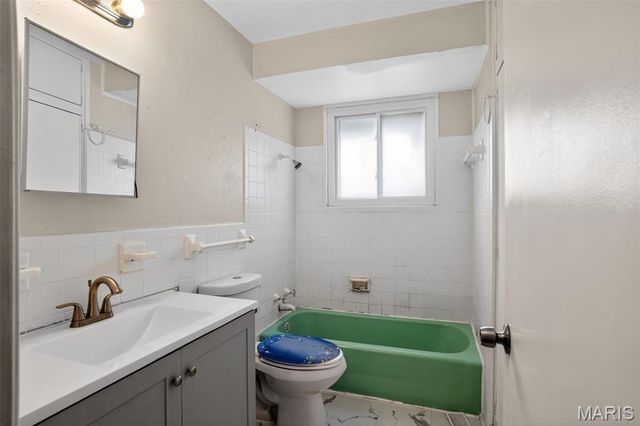 2201 Hollis Drive, St Louis, MO 63136