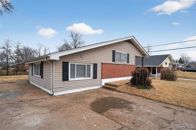 2201 Hollis Drive, St Louis, MO 63136