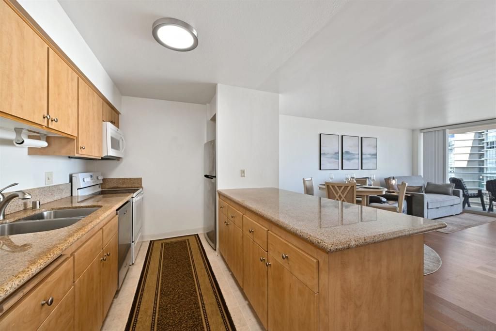 Image 12 of property listing at 1830 Avenida Del Mundo 1112, Coronado, CA 92118