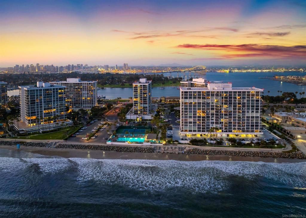 Image 8 of property listing at 1830 Avenida Del Mundo 1112, Coronado, CA 92118