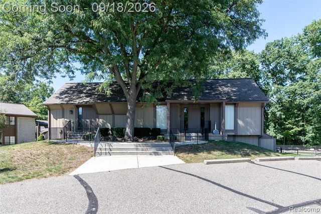 1821 Van Hill Court, Rochester Hills, MI 48309
