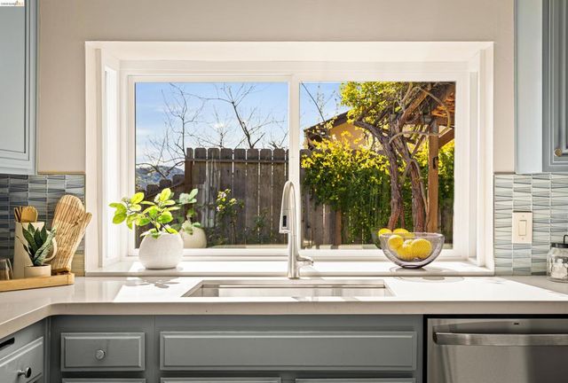 10 10 Clear Water Ct, Richmond, CA 94803