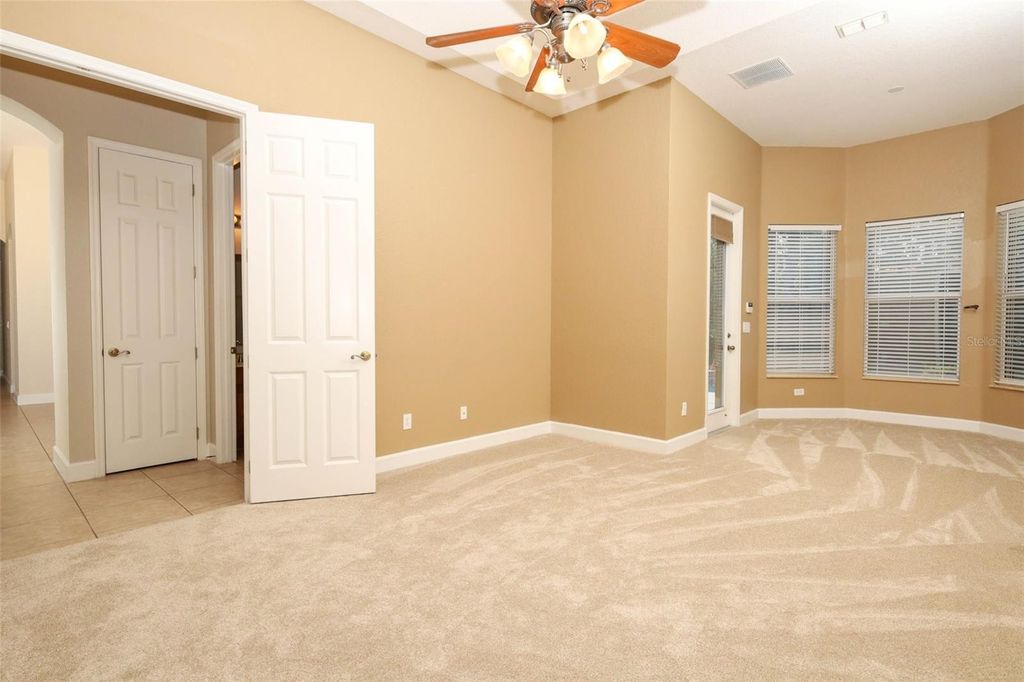 Image 17 of property listing at 11712 RAMBLING OAK BOULEVARD, Orlando, FL 32832
