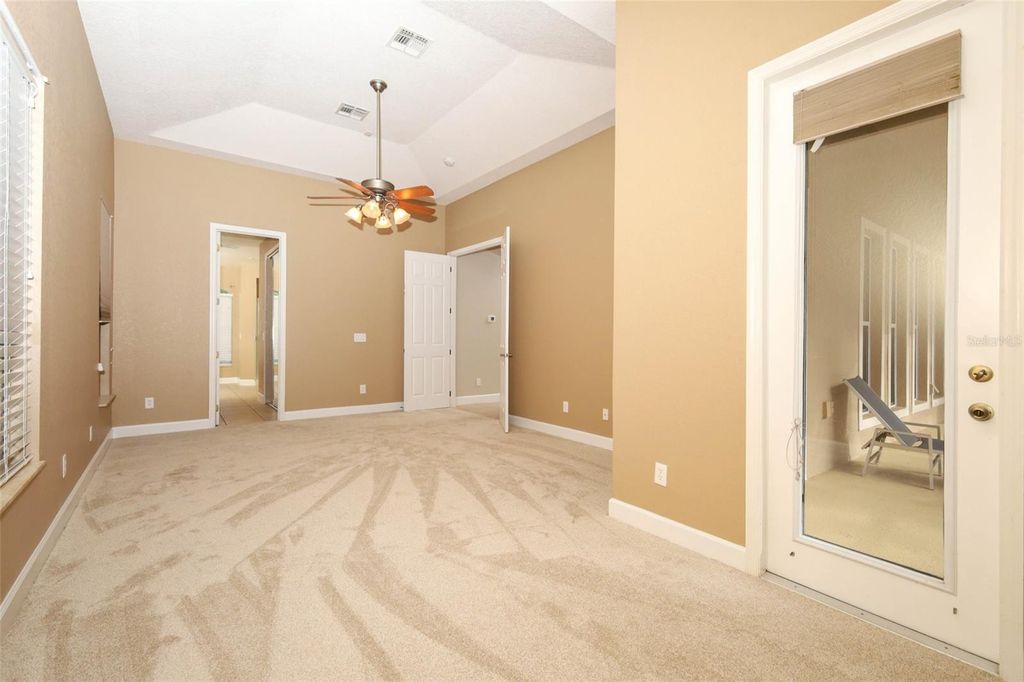 Image 19 of property listing at 11712 RAMBLING OAK BOULEVARD, Orlando, FL 32832