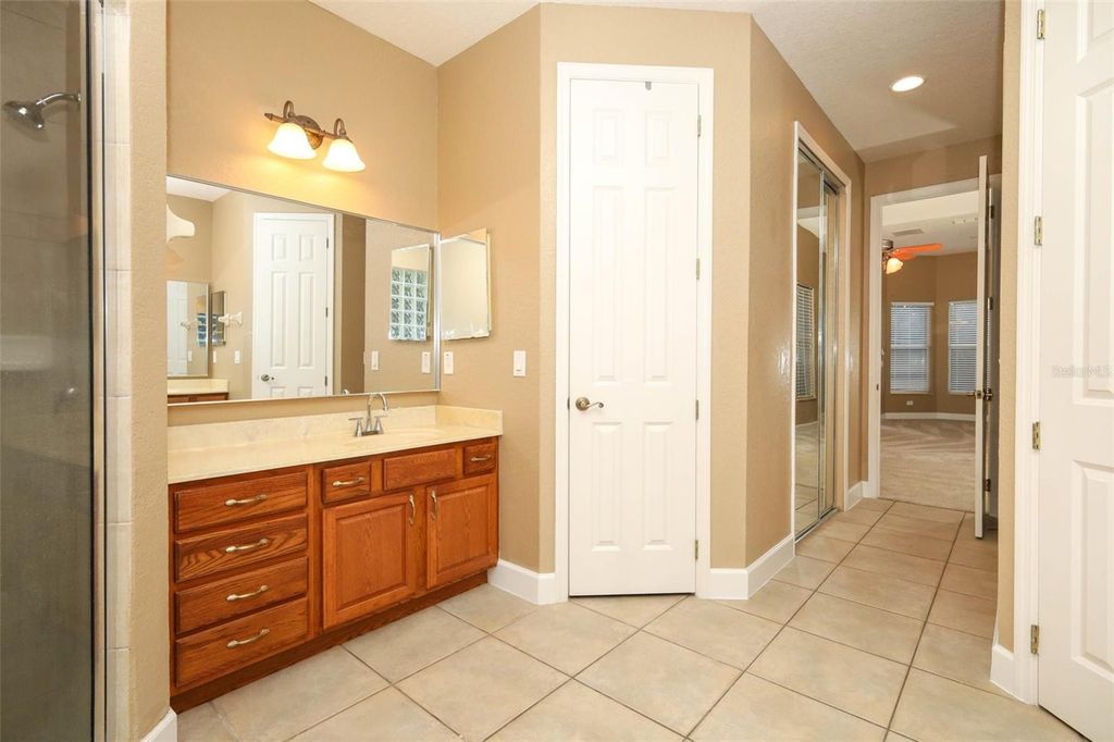 Image 23 of property listing at 11712 RAMBLING OAK BOULEVARD, Orlando, FL 32832