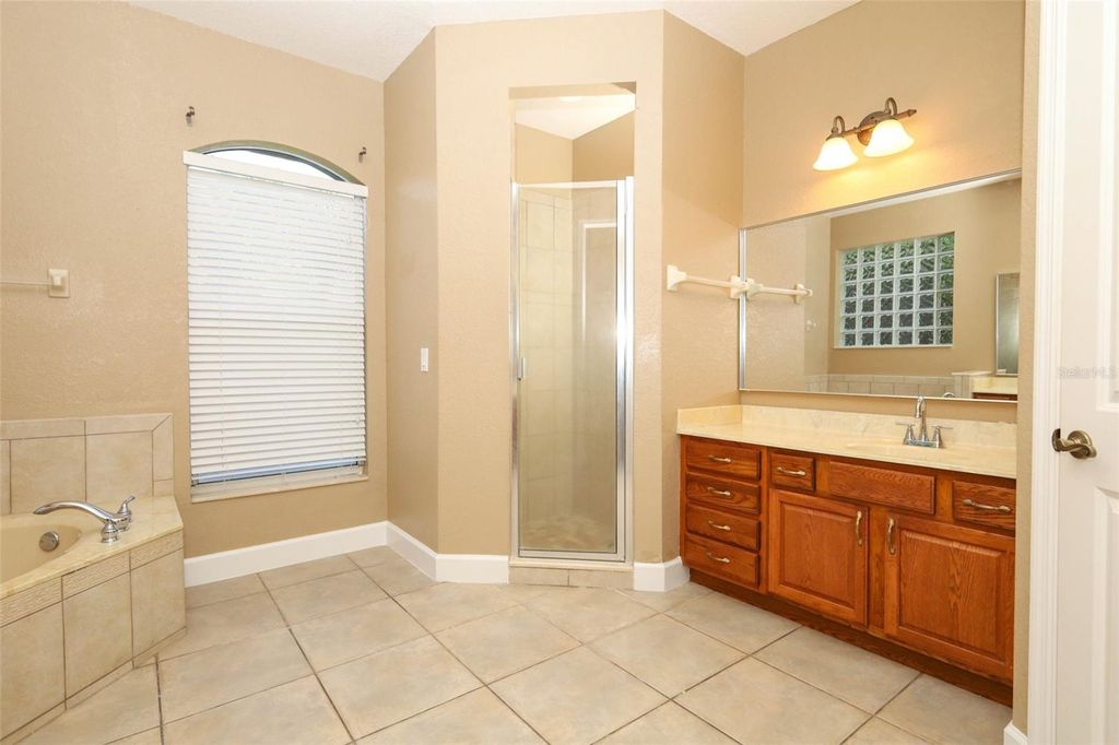 Image 24 of property listing at 11712 RAMBLING OAK BOULEVARD, Orlando, FL 32832