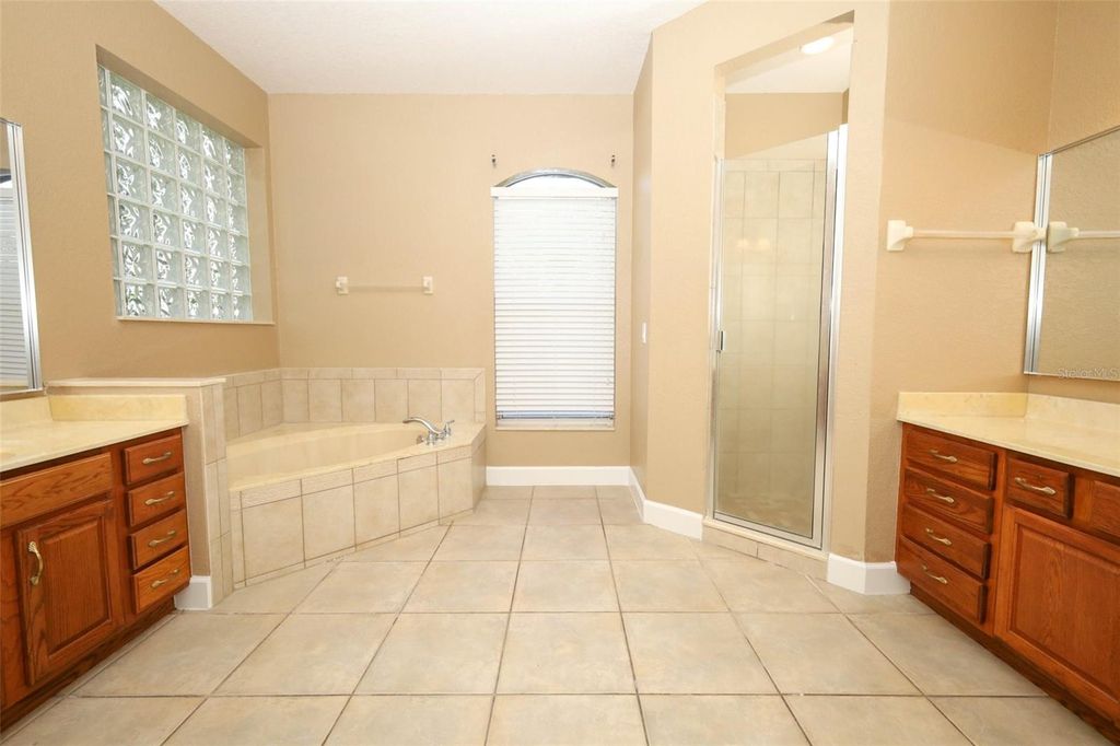 Image 25 of property listing at 11712 RAMBLING OAK BOULEVARD, Orlando, FL 32832