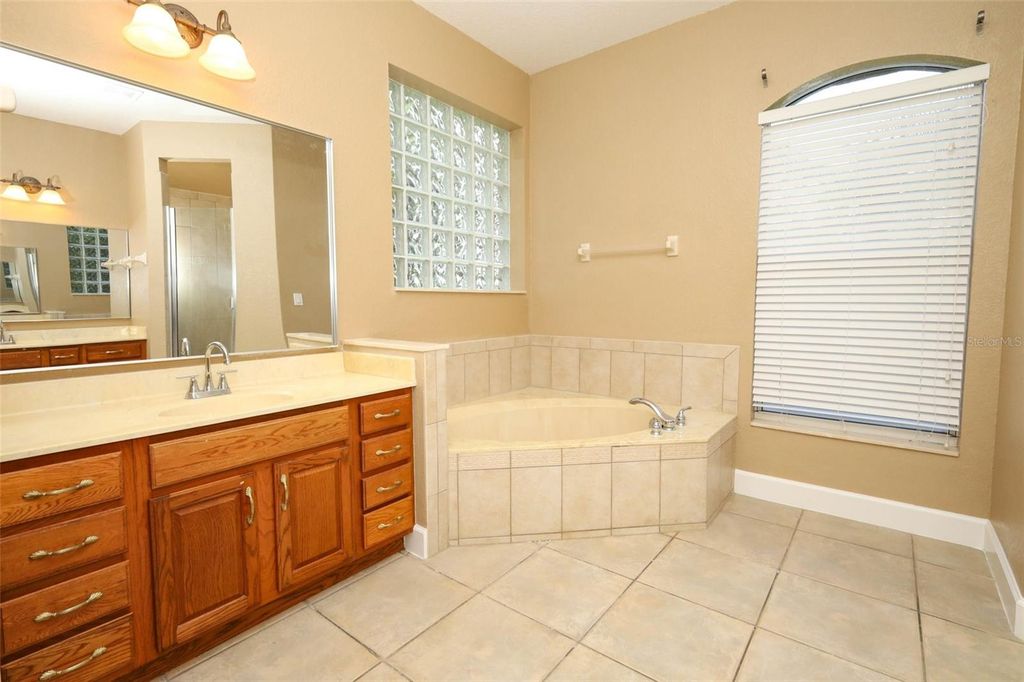 Image 27 of property listing at 11712 RAMBLING OAK BOULEVARD, Orlando, FL 32832