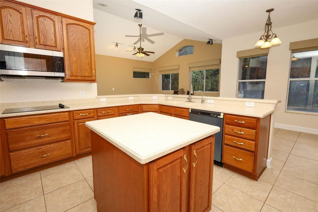 Image 31 of property listing at 11712 RAMBLING OAK BOULEVARD, Orlando, FL 32832