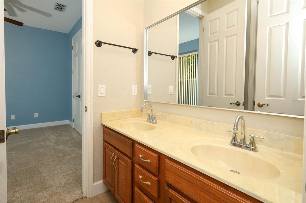 Image 40 of property listing at 11712 RAMBLING OAK BOULEVARD, Orlando, FL 32832