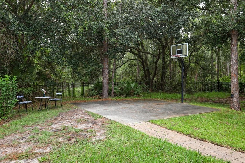 Image 62 of property listing at 11712 RAMBLING OAK BOULEVARD, Orlando, FL 32832