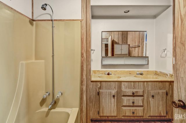 9 Tee Lane, Bakersfield, CA 93308