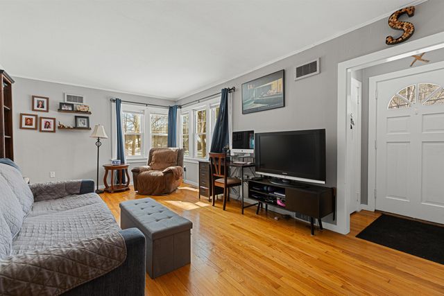 117 Airport Road, Hartford, VT 05001