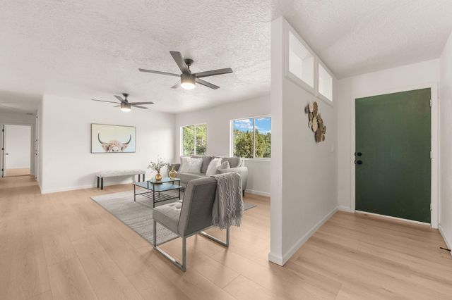 145 Rincon Lp Road, Tijeras, NM 87059