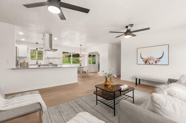 145 Rincon Lp Road, Tijeras, NM 87059