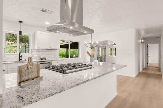 145 Rincon Lp Road, Tijeras, NM 87059