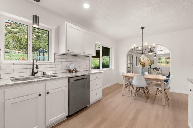 145 Rincon Lp Road, Tijeras, NM 87059