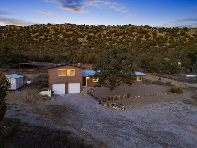 145 Rincon Lp Road, Tijeras, NM 87059