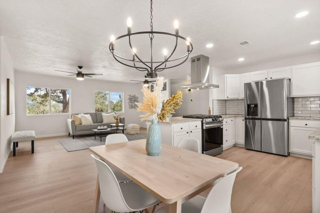 145 Rincon Lp Road, Tijeras, NM 87059