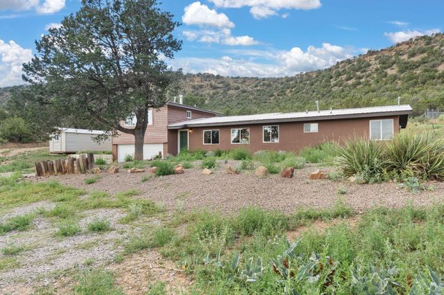 145 Rincon Lp Road, Tijeras, NM 87059