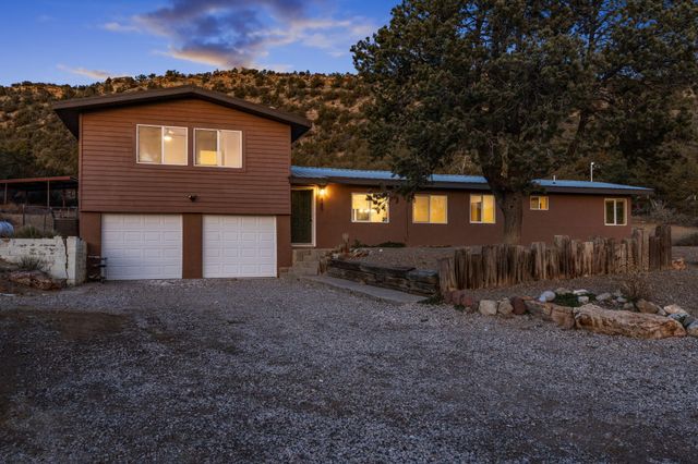 145 Rincon Lp Road, Tijeras, NM 87059