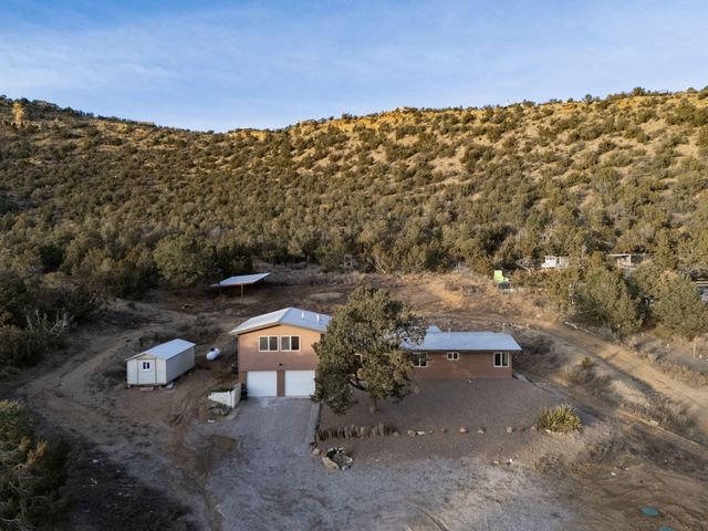 145 Rincon Lp Road, Tijeras, NM 87059