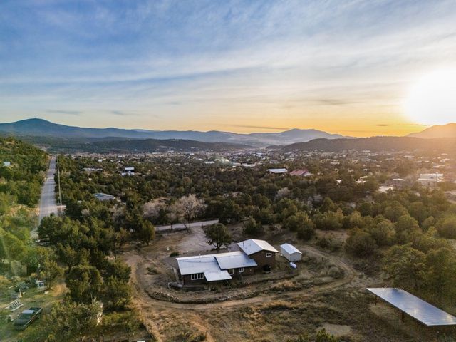 145 Rincon Lp Road, Tijeras, NM 87059