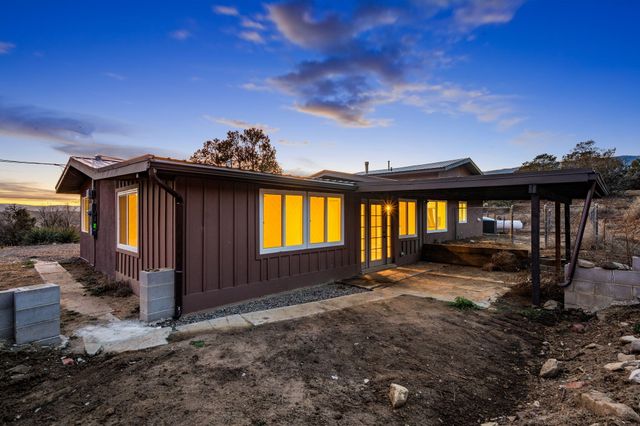 145 Rincon Lp Road, Tijeras, NM 87059