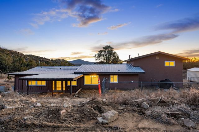 145 Rincon Lp Road, Tijeras, NM 87059