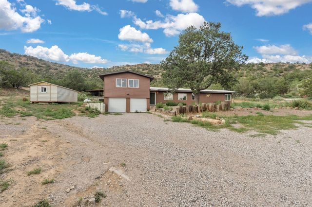 145 Rincon Lp Road, Tijeras, NM 87059