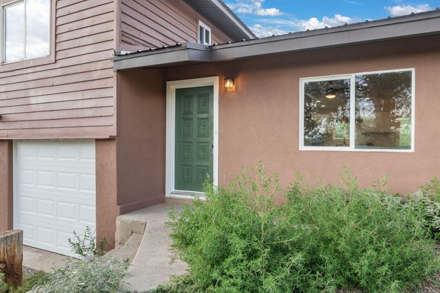 145 Rincon Lp Road, Tijeras, NM 87059