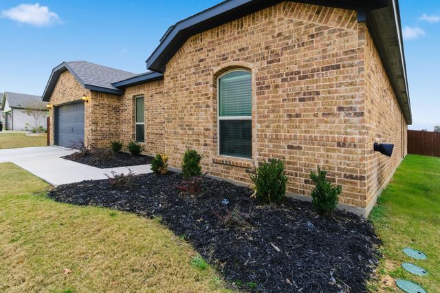 437 Falcon Way, Azle, TX 76020