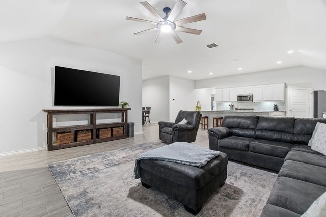 437 Falcon Way, Azle, TX 76020