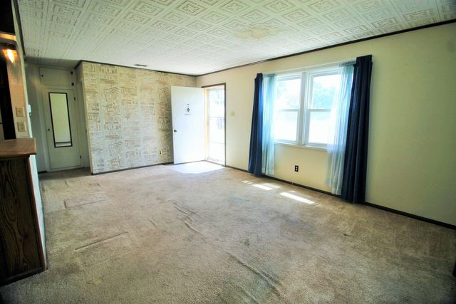 2108 W 68th Street, Davenport, IA 52806