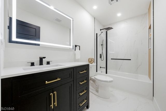 3 Tyne Ct, South Brunswick Twp., NJ 08824